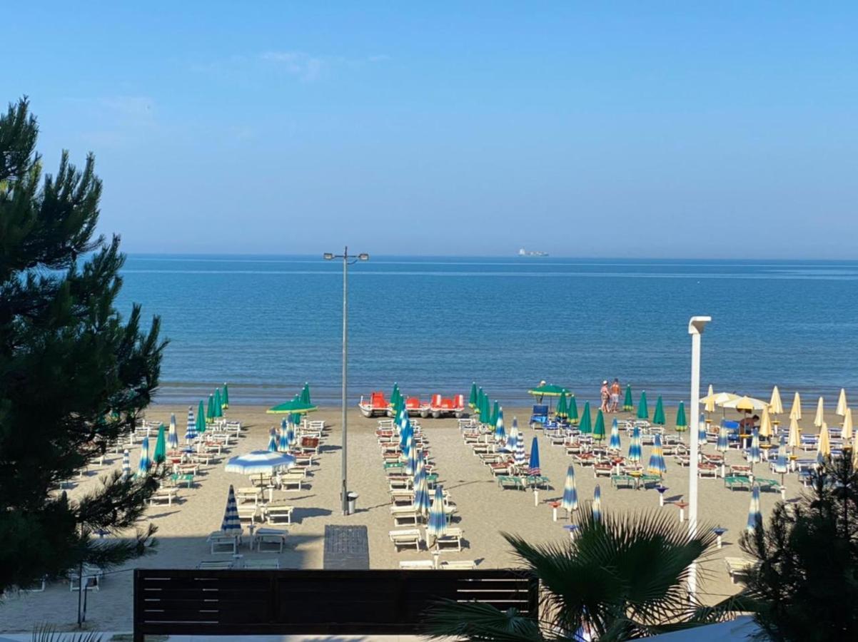 Rumar Hotel Durrës Eksteriør billede