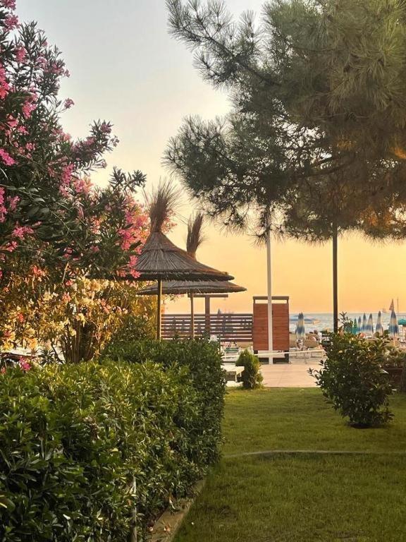 Rumar Hotel Durrës Eksteriør billede